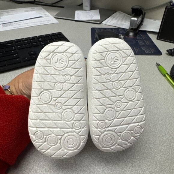 NEW STRIDE RITE MUNCHKIN WHITE VELCRO SHOES, SIZE 4 - Picture 5 of 5